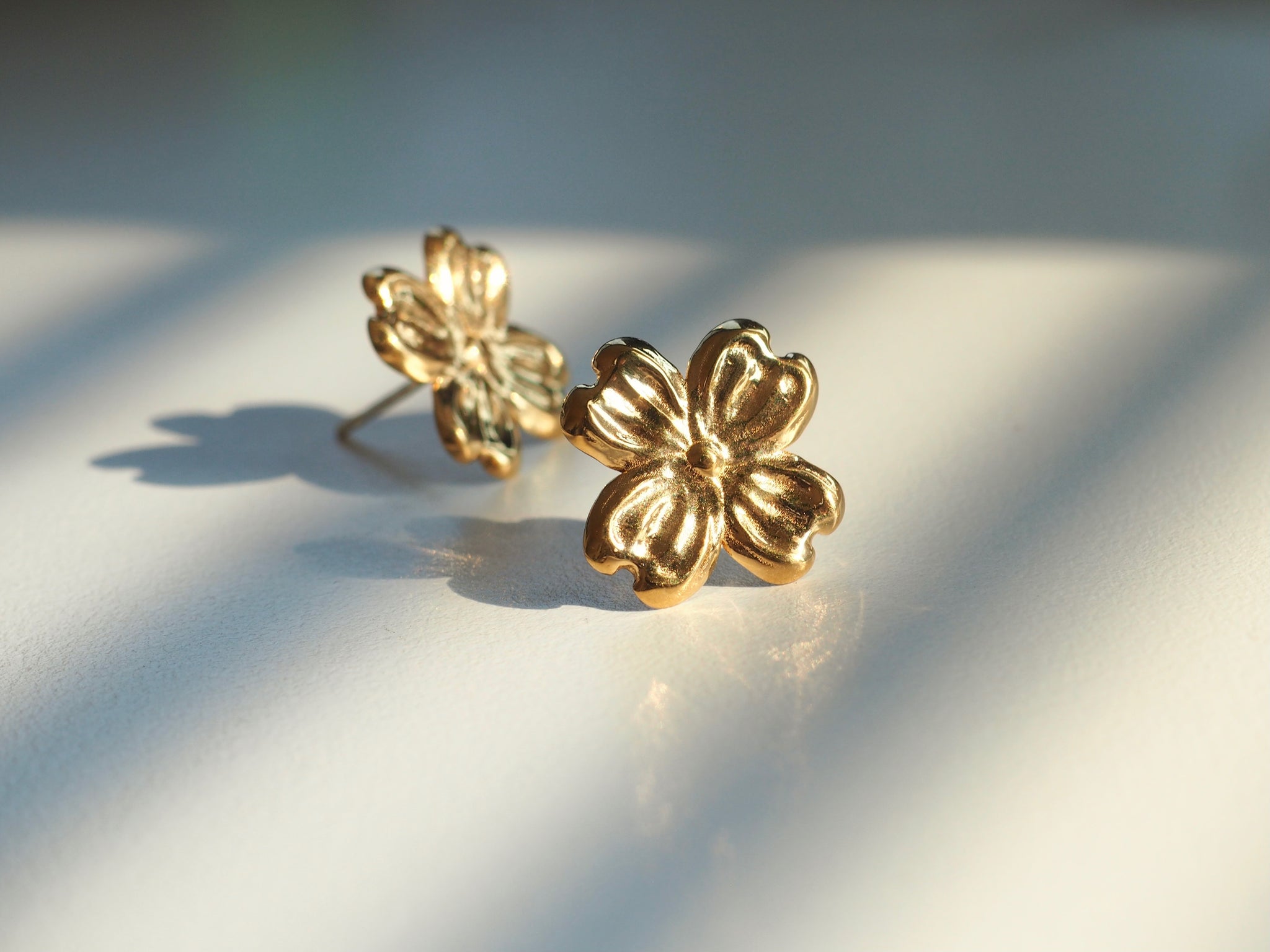 Dried 3D clover flower hoop earrings, Sterling silver post studs, Gifts for  her, Botanical earrings, Real flower earrings